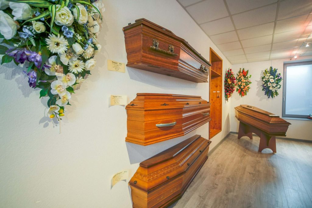 fleurs dans un vase dans un cimetiere